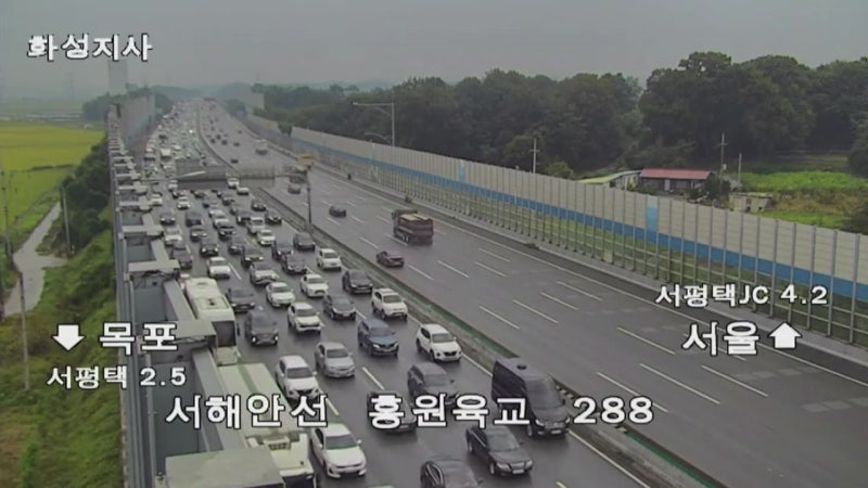 <b>추석 연휴</b> 첫날 <b>고속도로 정체</b>...오후 7~8시쯤 해소