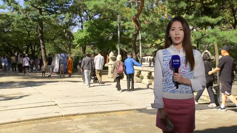 [<b>날씨</b>] 맑게 갠 하늘에 도심 고궁 '북적'...연휴 후반 또 비바람