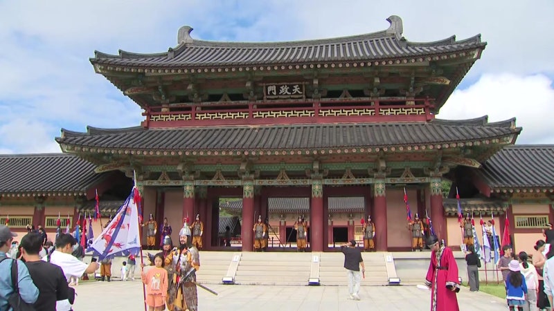 충남 부여 백제문화제...<b>추석 연휴</b> 맞아 관람객 '북적'
