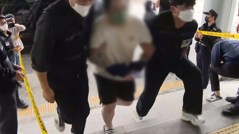<b>캄보디아 송환</b> 64명 압송 뒤 <b>조사</b>...이 시각 경찰청