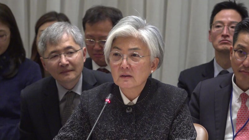 강경화 "북과 <b>대화</b> 통한 문제 해결...APEC 계기 <b>북미</b> 정상회담 조짐 아직...
