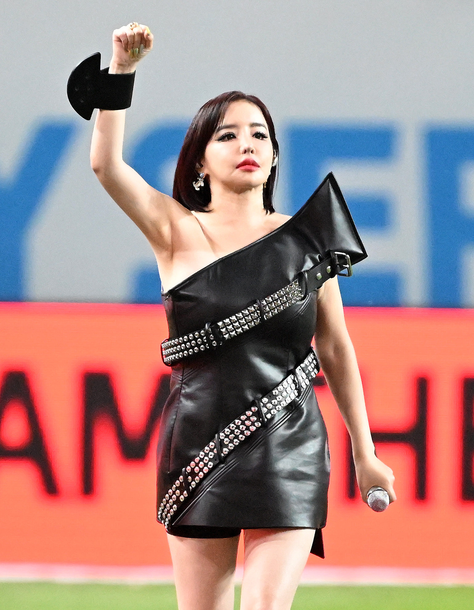 <b>박봄</b>, 연이은 SNS <b>논란</b>…<b>양현석 고소</b>장 이어 립스틱 묻은 반려견 사진까...