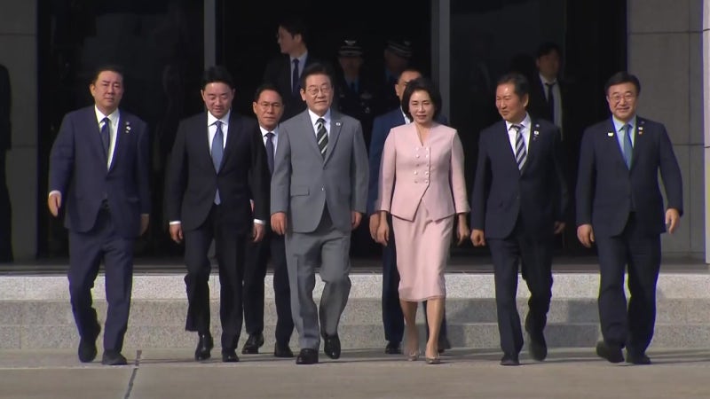 이 대통령, <b>아세안 정상회의</b> 참석 위해 출국