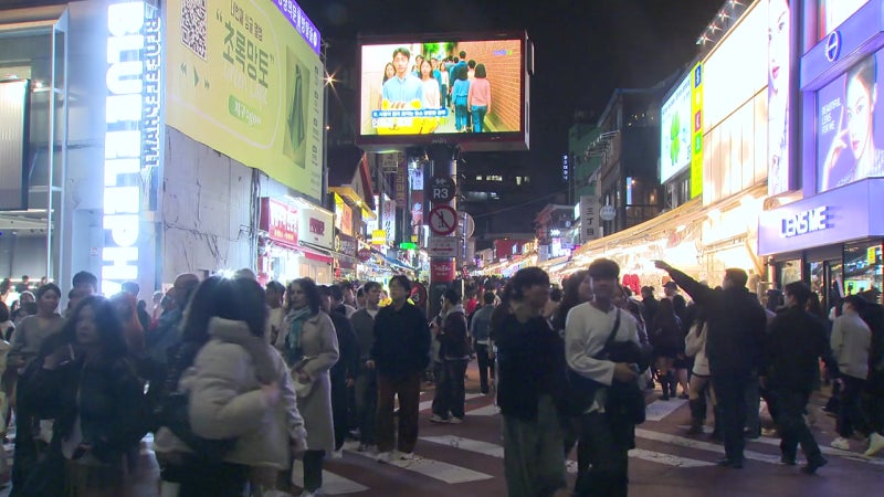 <b>핼러윈</b>에 <b>홍대</b> 11만 명 <b>운집</b>...이태원역 한때 무정차 통과