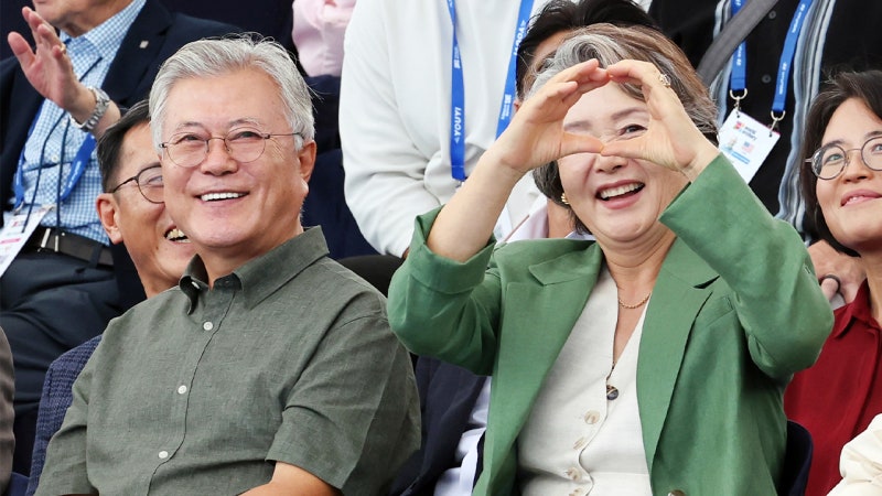 검찰, '<b>김정숙 여사 옷값</b> 의혹' 경찰에 <b>재수사</b> 요청