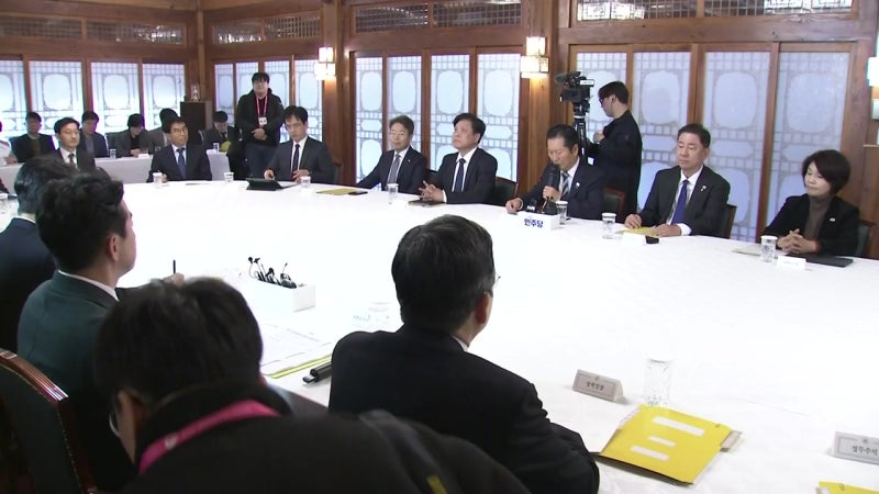 [속보] 당정 "2035년까지 <b>온실가스 감축목표</b> 53∼61% 공감"