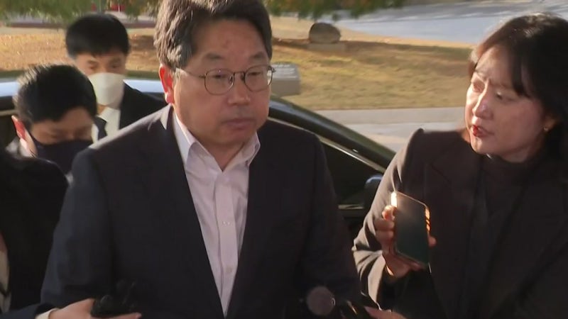 <b>노만석</b>, <b>출근</b>길 <b>묵묵부답</b>...거취 고민 이어지나
