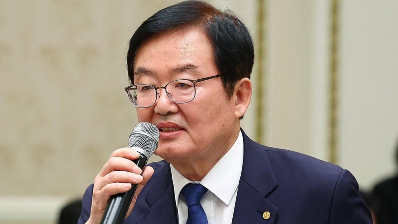 <b>구청장</b> '<b>전국노래자랑</b>' 무대서 춤춘 공무원들...출장 인정 <b>논란</b>