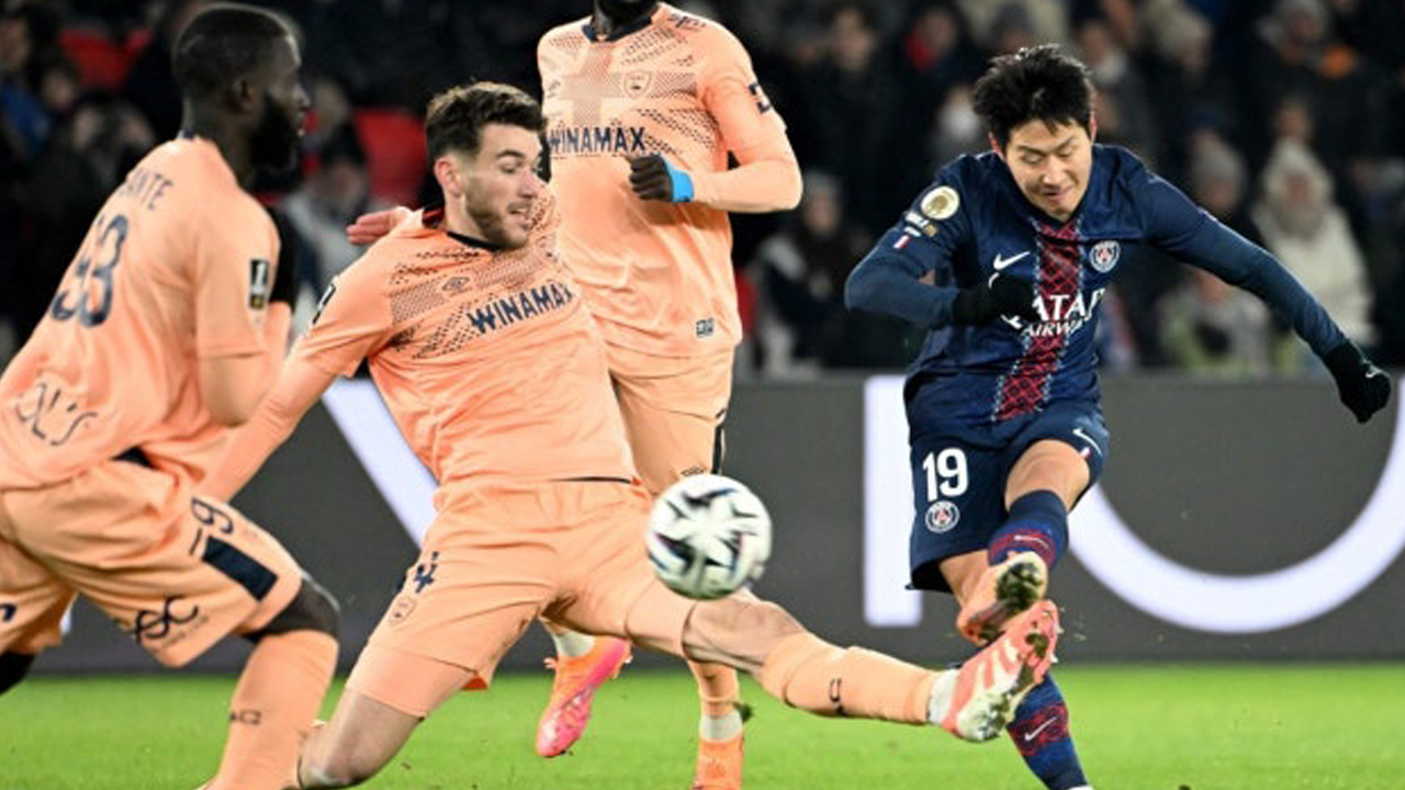 <b>이강인</b> 리그 1호골, <b>PSG 11월의 골</b>로 선정
