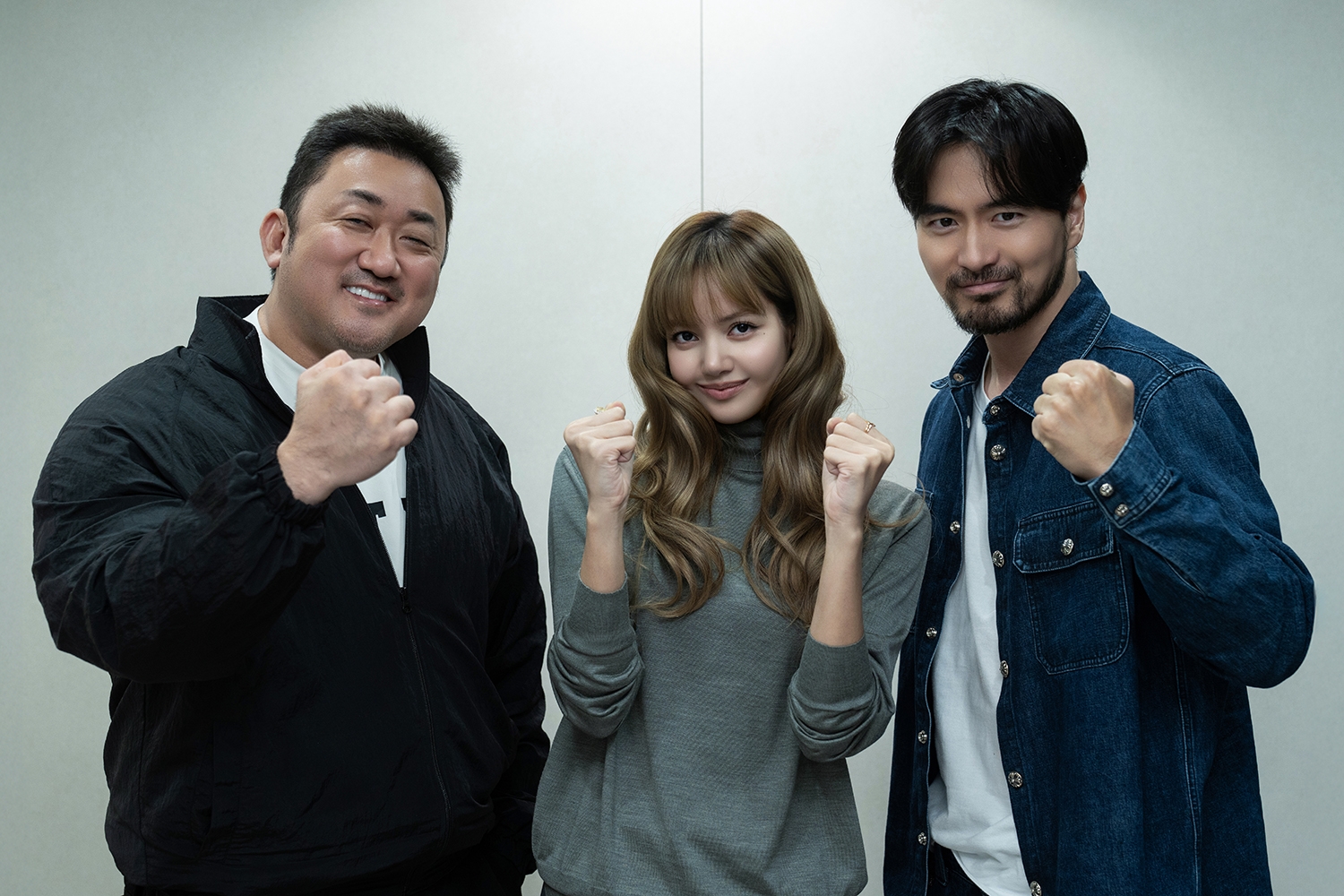 "꿈 이뤄졌다"…<b>블랙핑크 리사</b>, 마동석·이진욱 손잡고 <b>액션 영화</b> 데뷔