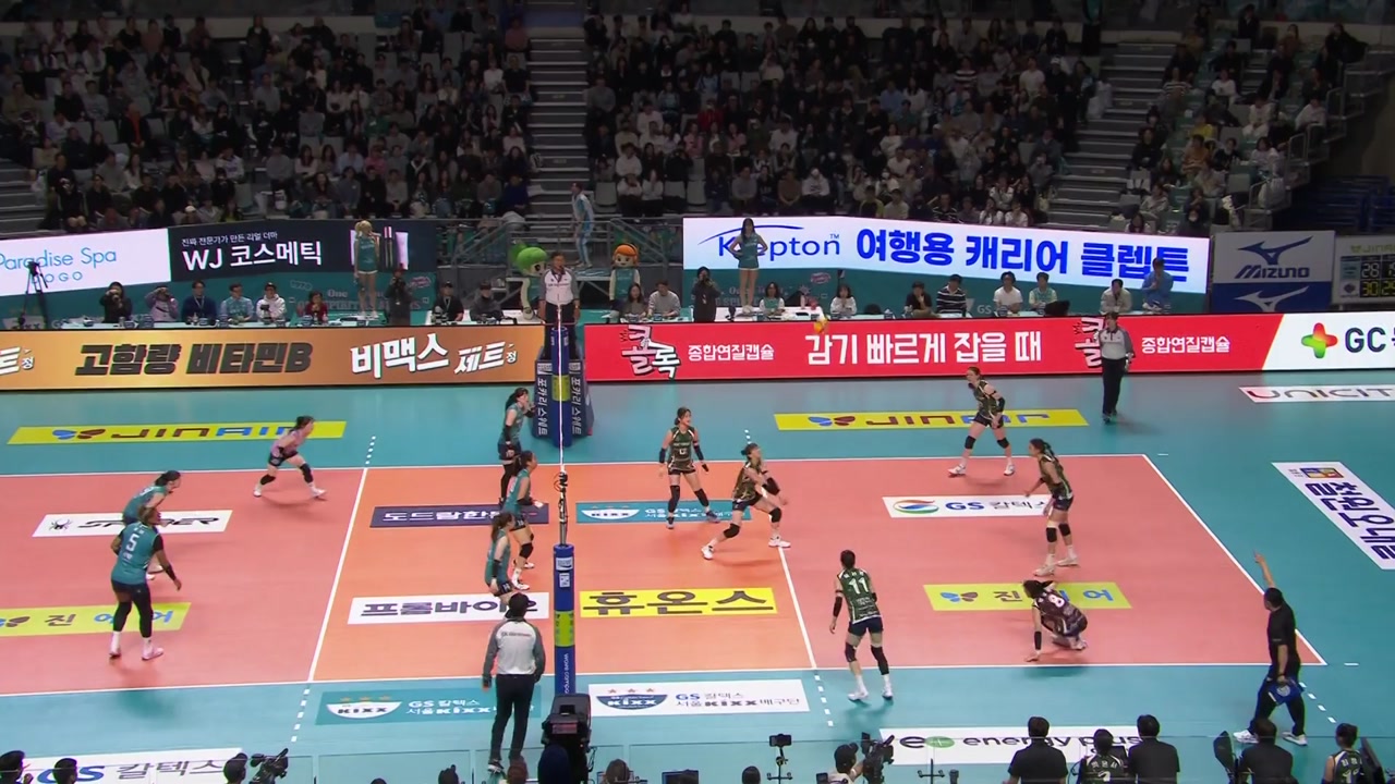 '<b>여오현</b> <b>대행</b> 매직' IBK기업은행 <b>4연승</b>...우리카드 연패 탈출