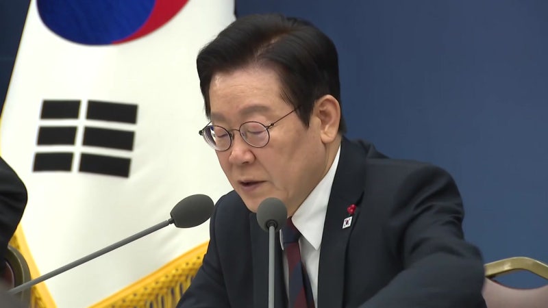 이 <b>대통령</b>, <b>업무보고</b> 모범사례로 '<b>콩GPT</b>' 국장 꼽아