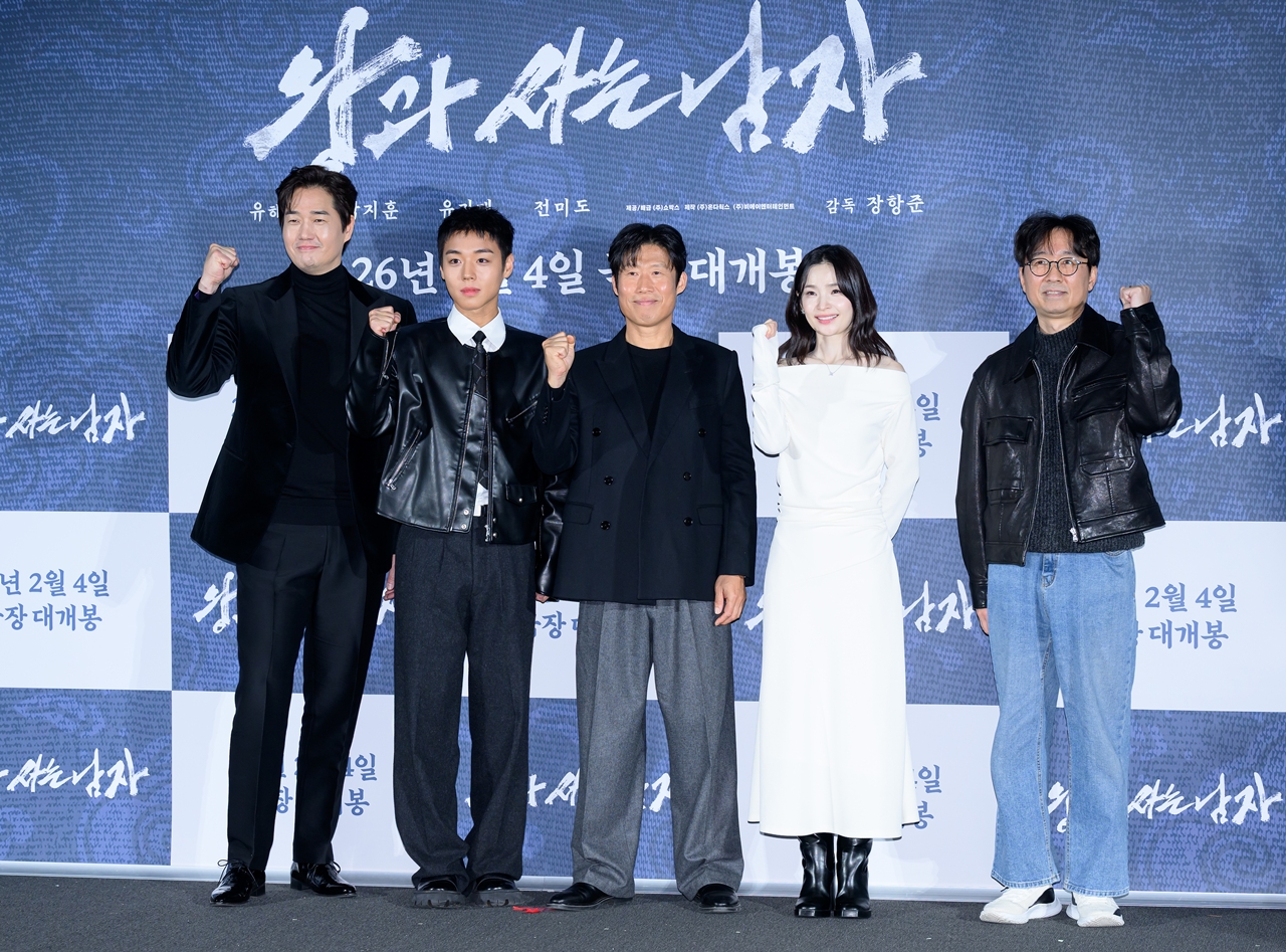 [Y현장] '<b>왕과 사는 남자</b>' 장항준 감독 "김은희 작가, 촉 좋아…조언받...