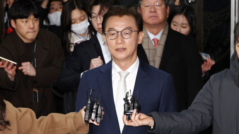 '<b>통일교 의혹</b>' <b>전재수</b> 경찰 출석...13시간 넘게 조사