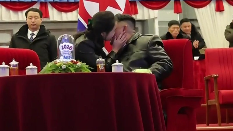 김정은 어깨 손 얹고 볼 뽀뽀까지...과감해지는 김주애