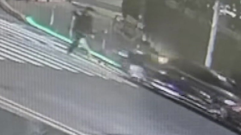 [단독] 김인호 차량, 신호위반에 보행자 충돌 위기...'아찔'