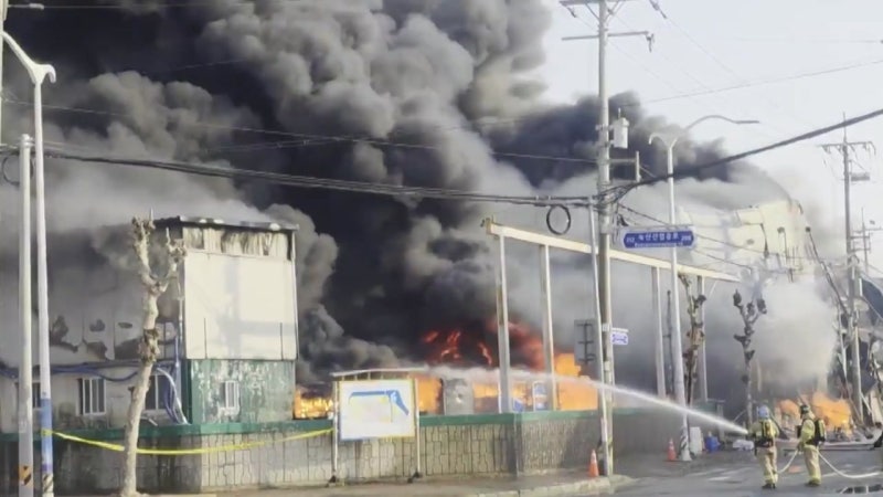 부산 자동차 부품 공장에서 불...검은 연기 확산