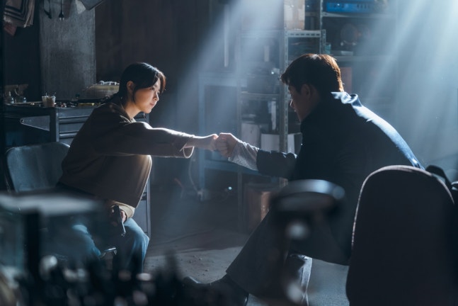 朴寶英主演Disney+《賭金》劇照公開 展現金條引發的生死博弈