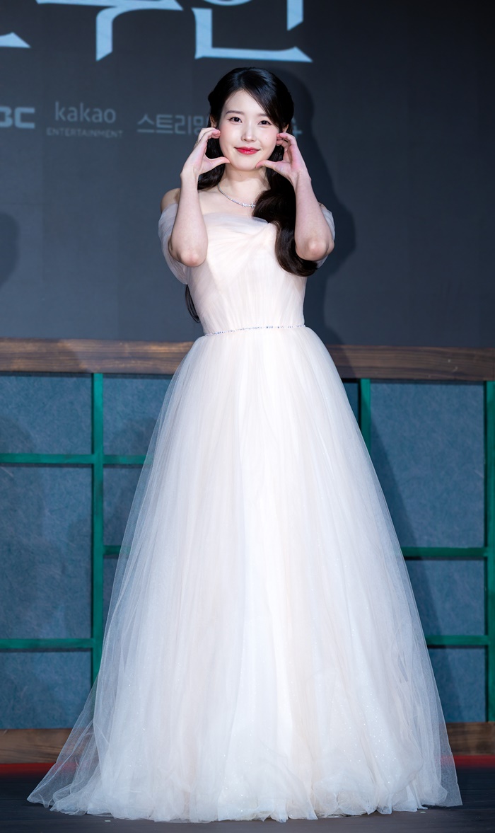 [Y초점] '폭싹'부터 '대군부인'까지…아이유, 글로벌 사로잡은 K-컬처의...