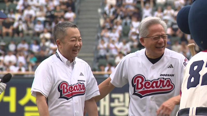 [현장영상+] 이번엔 <b>시구</b>!... <b>젠슨 황</b>이 던지고 두산 박정원 회장이 친다