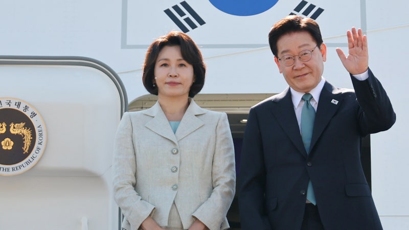<b>이 대통령</b>, 조금 전 벨기에로 <b>출국</b>...열흘간 '유럽 외교'