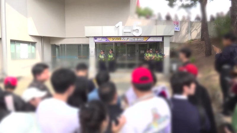 시민 검문하는 '잠실 개표소 시위대'...경찰 "불법 행위 엄정 조치"