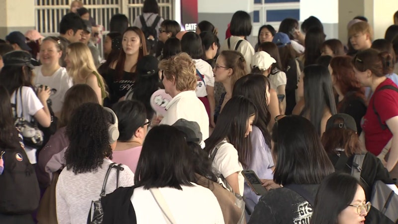 부산에서 전 세계 팬 맞이하는 <b>BTS</b>...'보랏빛 물결'