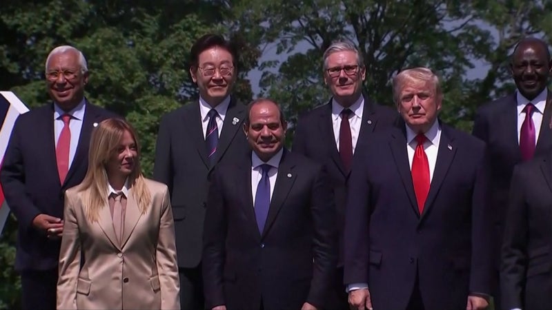 G7서 트럼프와 '깜짝 환담'..."북한 문제 평화적 해결 주도 요청"