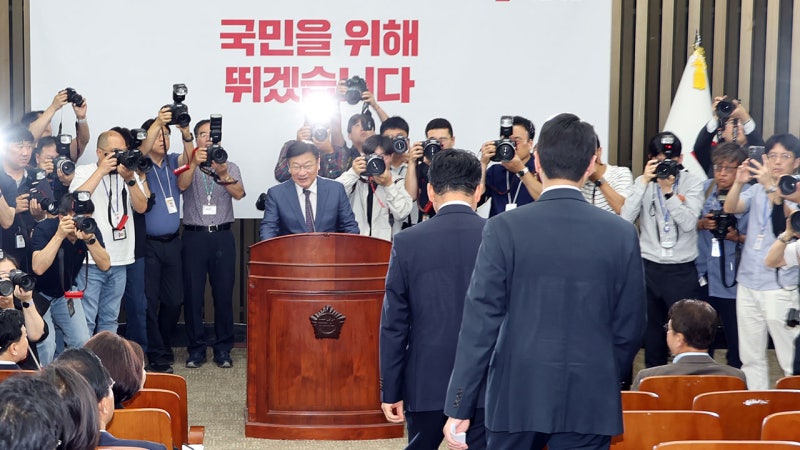 '장동혁 퇴진하라' 박수 vs "대안 없는 미래"...국민의힘 '내분' 폭발