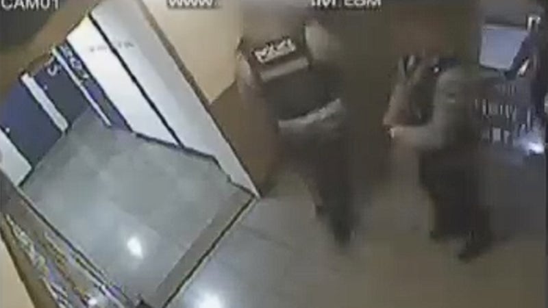코드제로 떴는데...칼부림 현장 '느긋하게' 걸어간 경찰 논란