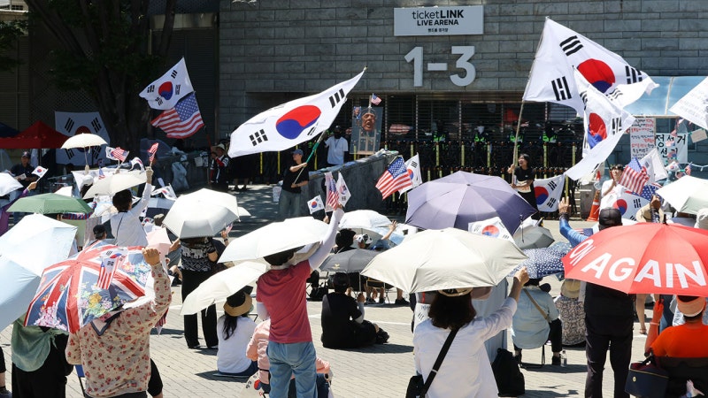 [속보] 경찰, 잠실개표소 경찰관 폭행 2명 구속 영장 신청
