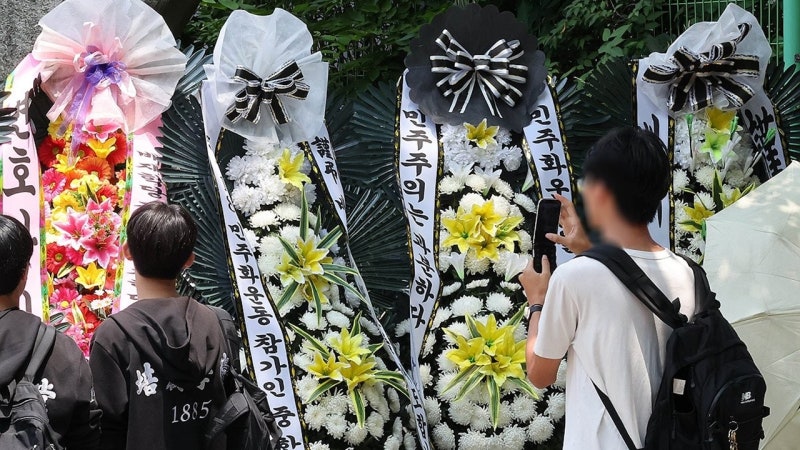 배재고 정문에 "아들들아, 엄마가 지켜줄게"...비판 화환에 '맞불'