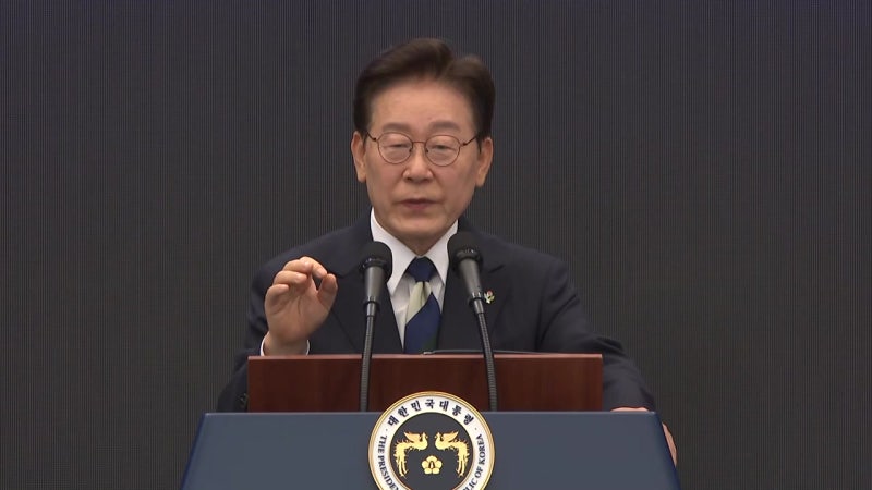 <b>메가 프로젝트</b>로 지지율 반전 모색?...이 대통령 "정치적 수단 아냐"
