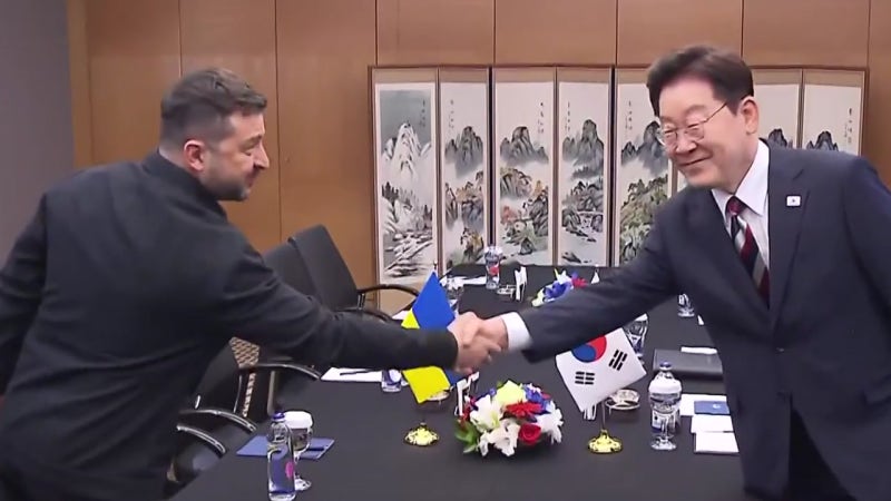 이 대통령, 젤렌스키와 첫 공식회담...1억 달러 지원·북한군 포로 논의
