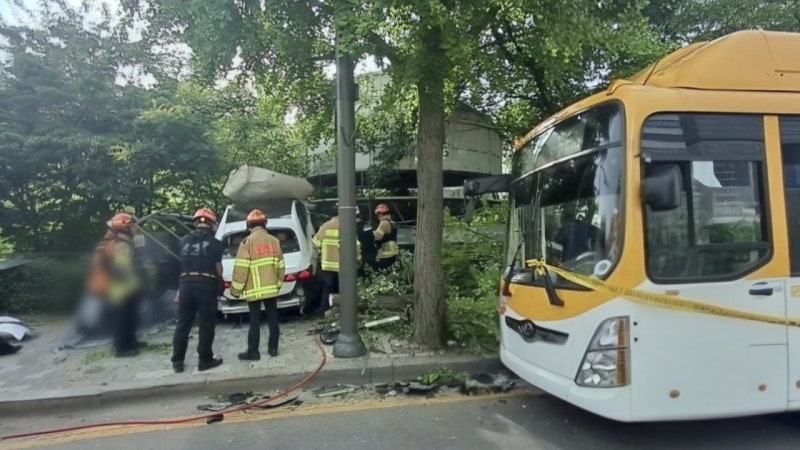 출근길 <b>정자역</b> 인근서 <b>인도</b>로 차량 <b>돌진</b>...1명 심정지