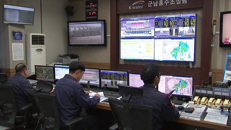 <b>군남댐</b> 조금 전 대피 경보...필승교 수위 1m 초과
