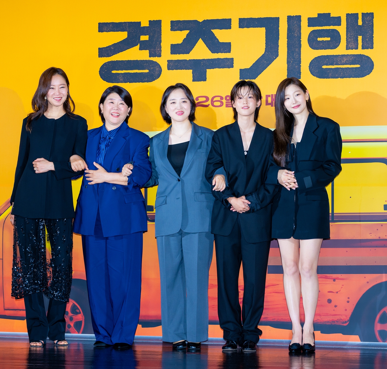 [Y현장] "연기로 주름 찢는 네 <b>모녀</b>"…2년 기다린 '<b>경주기행</b>', 독하고 뜨...