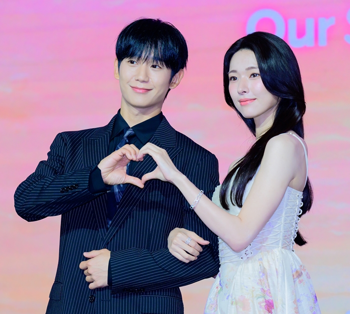 [Y현장] "로코에 느와르 한 스푼"...<b>정해인</b>X하영 '이런 엿같은 <b>사랑</b>'(종...