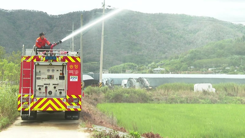 소방차로 '물대기' 계속...비 예보로 <b>가뭄 해갈</b> 기대