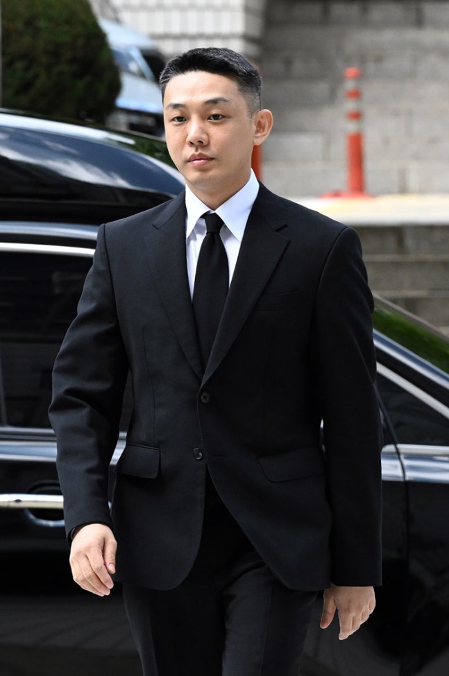 유아인, <b>빌리언스</b>와 전속 계약…"과거 가볍게 여기지 않아"