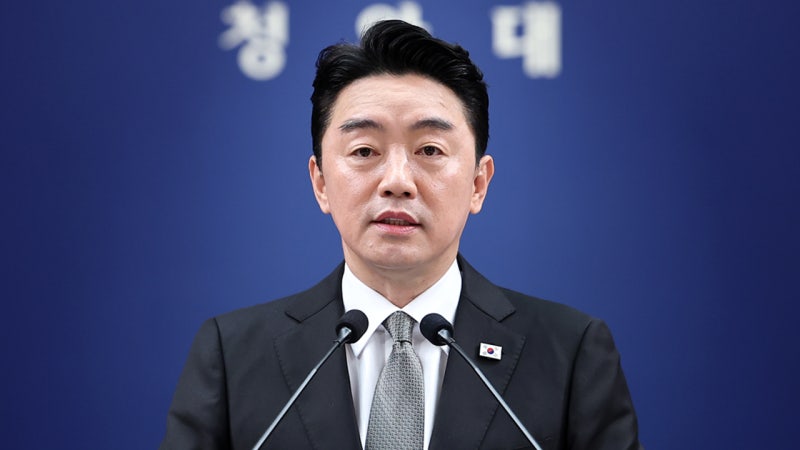 이 대통령, 법무<b>장관</b>에 김승원 <b>지명</b>...경제부총리 이형일·<b>국방</b> <b>강신철</b>