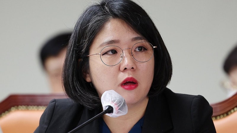 <b>용혜인</b>, 의원직 <b>사퇴</b> 사실상 <b>거부</b>..."양해 구한다"