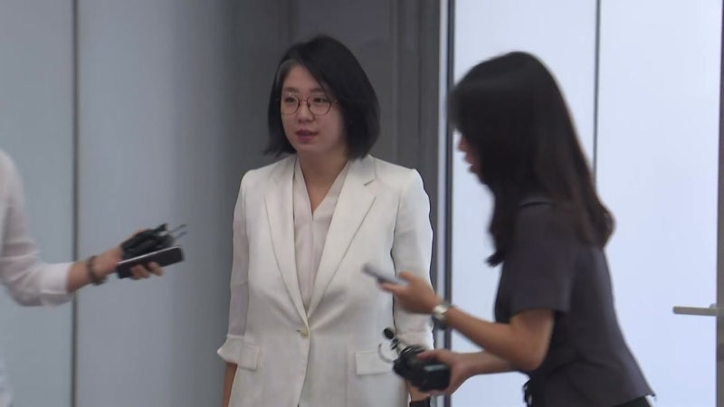 <b>용혜인</b> 출근길...각종 의혹 질의에 '<b>묵묵부답</b>' [현장영상+]