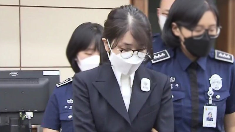 대법, <b>김건희 구속</b> 2개월 <b>연장</b>..."증거 인멸·도망 염려"