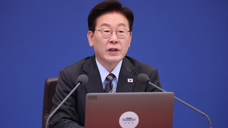 <b>이 대통령</b> "코피 터지는 해외 <b>순방</b>"...야권 지적에 <b>반박</b>