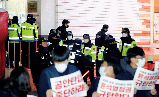 지난 1월 18일 ‘간첩단 의혹’과 관련해 서울 정동 민주노총 압수수색을 마친 국가정보원 관계자들이 건물에서 나오고 있다. photo 뉴시스