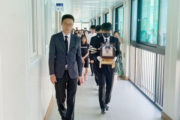교사 사망에 <b>세이브더칠드런</b> 후원 취소 움직임... 무슨 일?