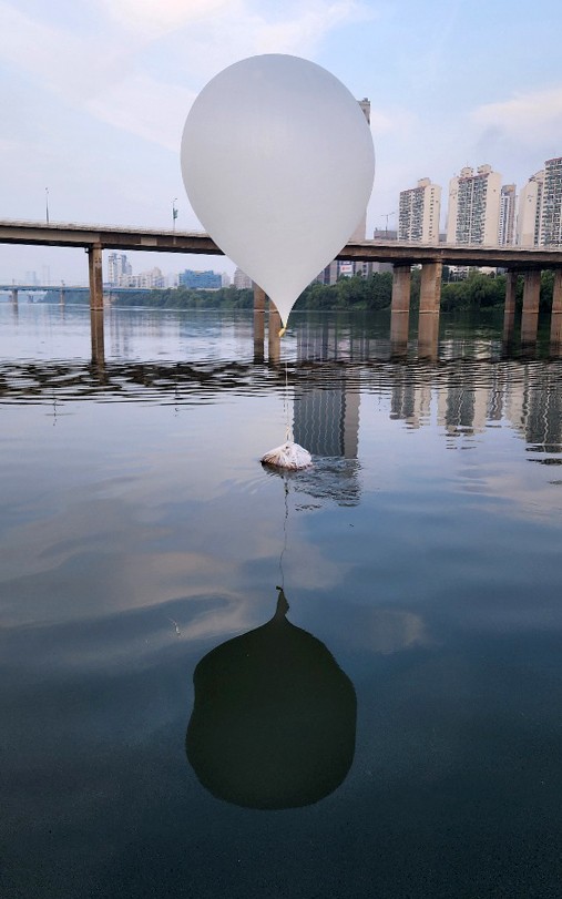 대통령실 주변까지 날아온 북한 <b>오물풍선</b>