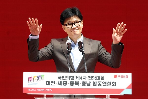 Han Dong-hoon, a candidate for the leadership of the People Power Party, is delivering a speech at the combined regional rally of Daejeon, Sejong, Chungbuk, and Chungnam that took place at Yoo Gwan-soon Sports Center in Cheonan, Chungnam on the 15th, photo by Newsis.