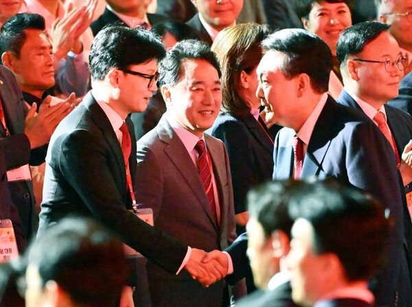 국힘 <b>전당대회</b>서 尹-韓 만났다...尹 "당과 정부 단결해야"